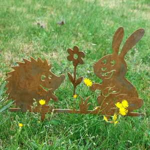 Gartenstecker aus Cortenstahl in der Form von einem Hosen und einem Igel mit einer Blume dazwischen