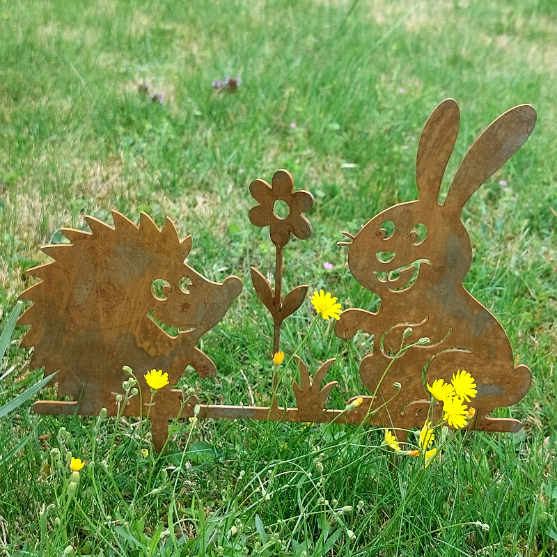 Gartenstecker aus Cortenstahl in der Form von einem Hosen und einem Igel mit einer Blume dazwischen