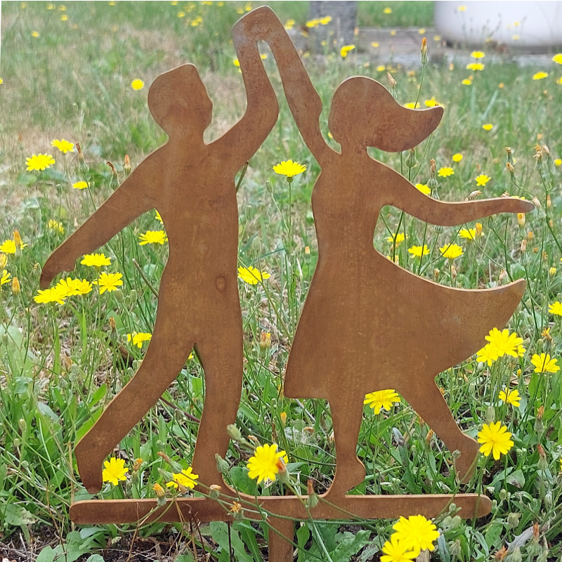Gartenstecker aus Cortenstahl in der Form eines tanzenden Paar
