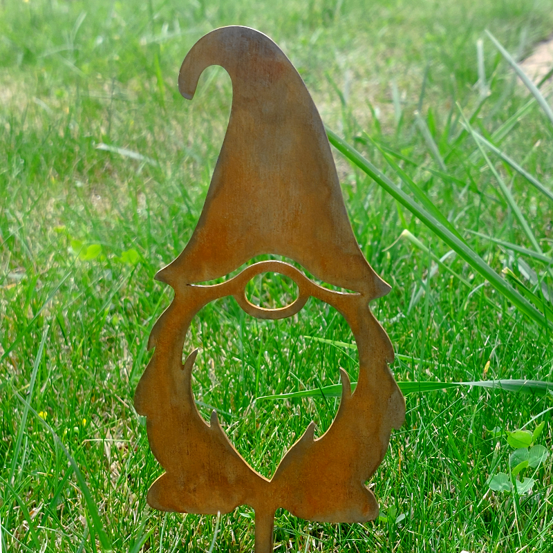 Gartenstecker Zwerg mit Mütze und Bart aus Cortenstahl