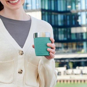 Frau mit Thermobecher